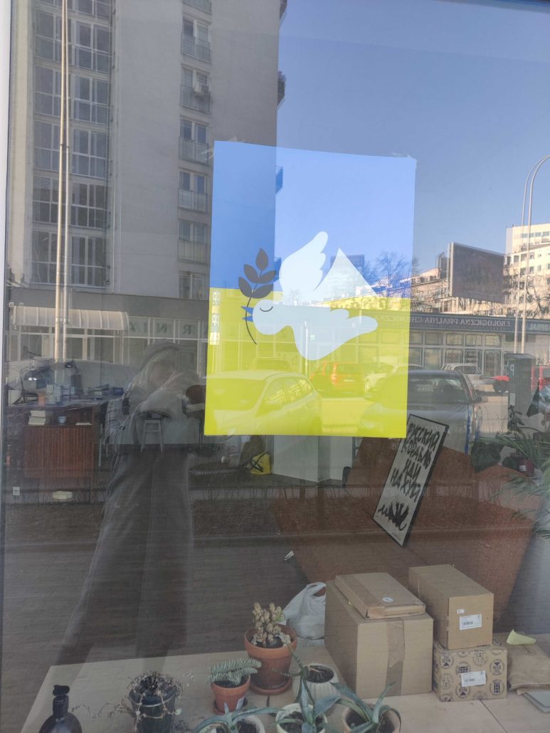 Photo of a Ukranian peace flag in a window in Warsaw